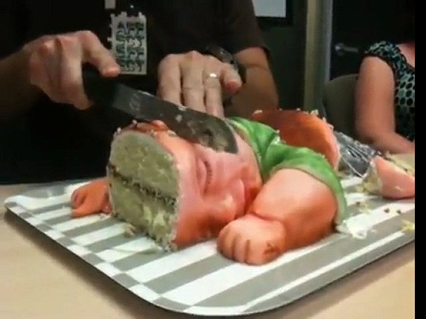 Slicing the baby cake ! - video Dailymotion