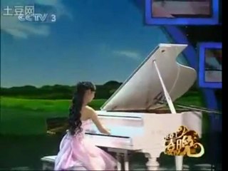 Girl play piano with no finger on one hand !