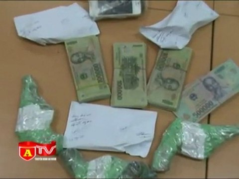 Bắt tại chỗ đối tượng tàng trữ ma túy và vũ khí nóng