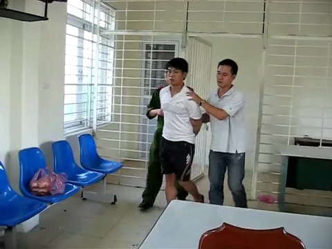 Cuối giờ chiều cùng ngày, Tú được bàn giao cho Phòng CSHS CATP Hà Nội