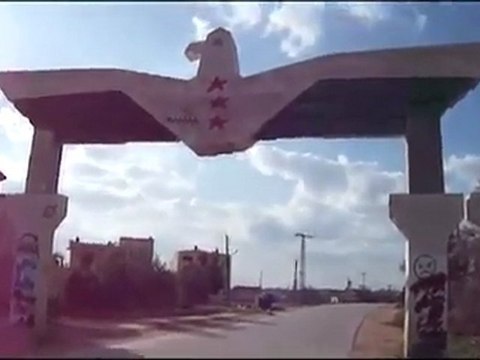 فري برس حماة طيبة الإمام رفع شعار الجيش الحر في مدخل المدينة