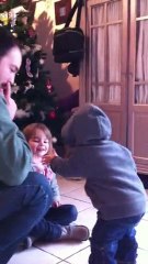 alix tape dans les mains et danse