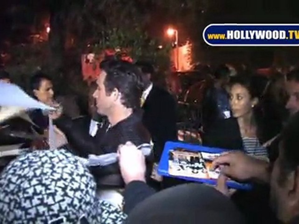 Ryan Reynolds Signs Autographs At Scream 2010