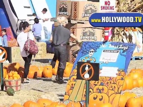 Gwen Stefani@Mr. Bones Pumpkin Patch