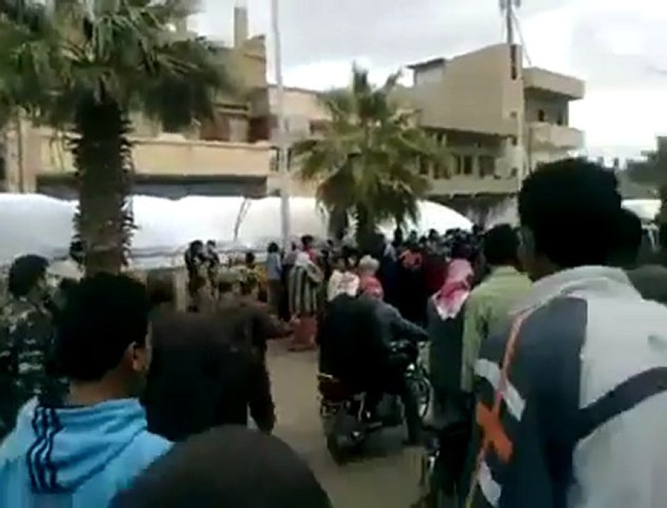 فري برس   الحسكة حي تل حجر لحظة وصل جثمان الشهيد فرهاد خلو 16 2 2012