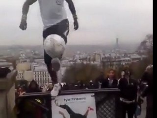 Crazy soccer juggling dude !!!
