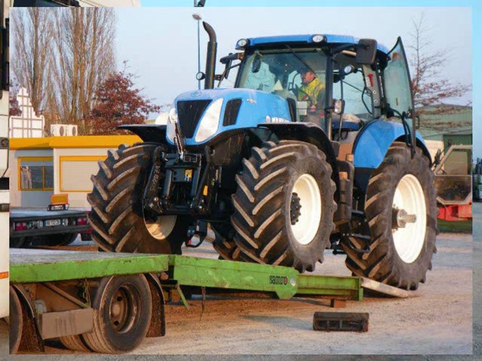 Chargement deux tracteurs New Holland, le T7070 et le T7270