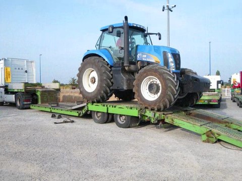 Chargement d'un tracteur NEW HOLLAND T8040