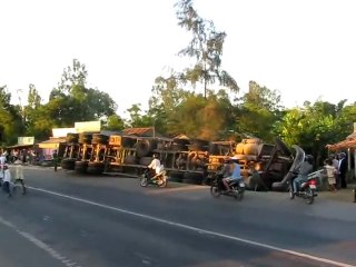 Clip xe chở container lật nhào trên quốc lộ 1A