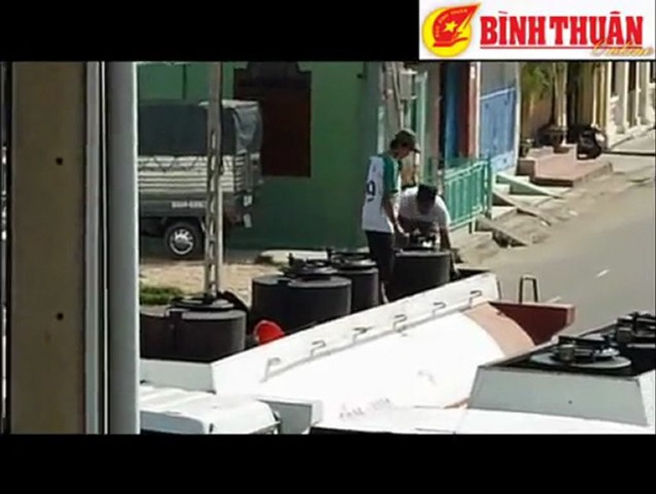 Xem lái xe hút trộm xăng từ xe bồn