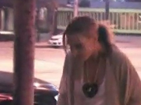 Molly Sims Eats Out At Il Sole