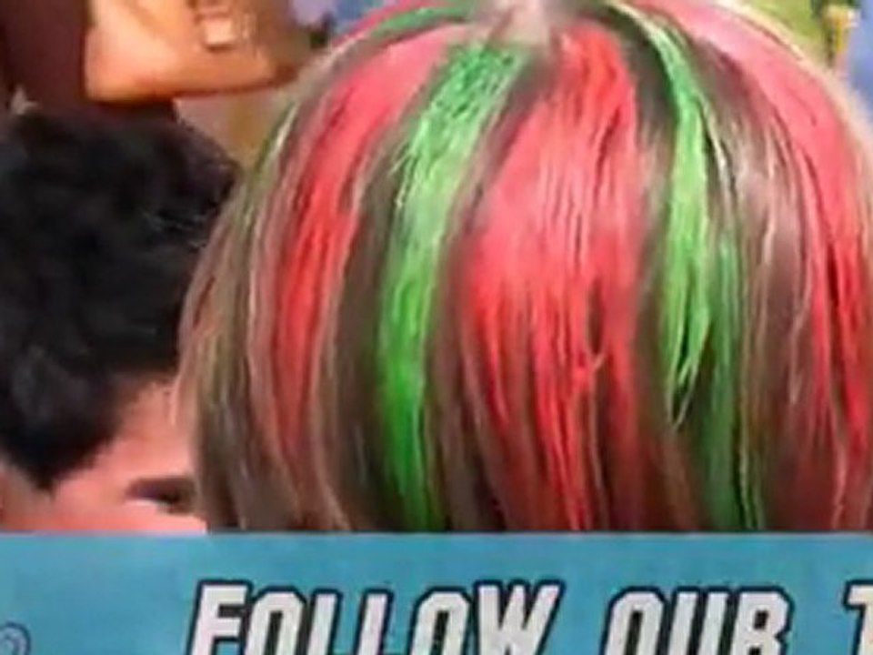 Taylor Lautner Sign Autographs For Fans.