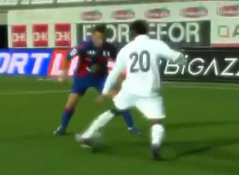 Douglas Costa enchaîne flip flap + coup du foulard !