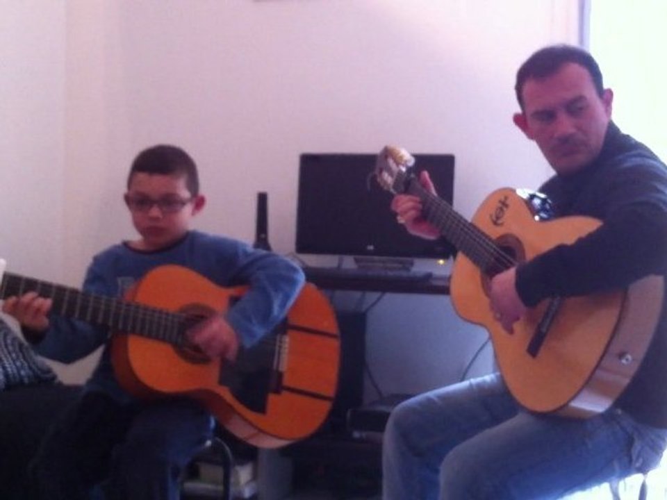 david et hugo joue le solo gipsy kings