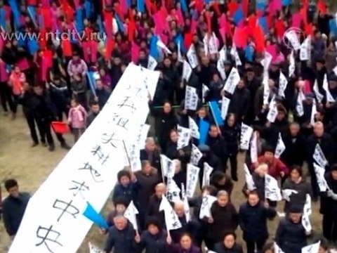 В Китае избили зарубежных журналистов