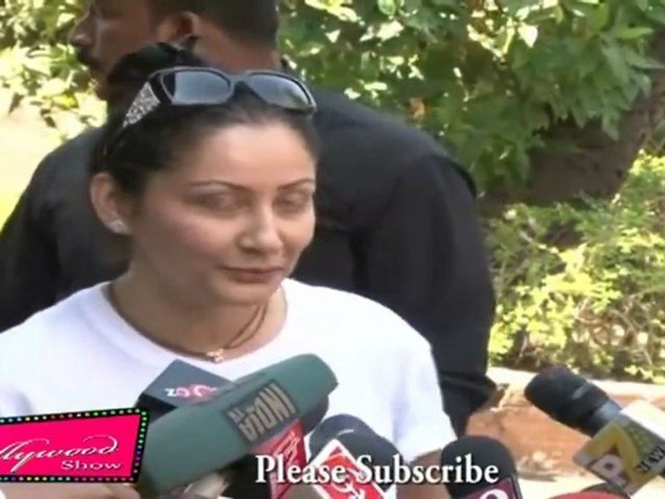 Manyata dutt voting at palli hill 02.mp4