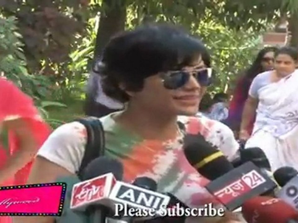 mandira bedi casting her voting at palli hill 04