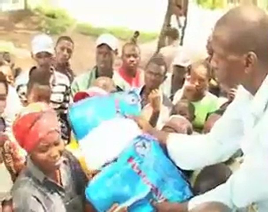 Bednet distribution in Gaharawe, Burundi