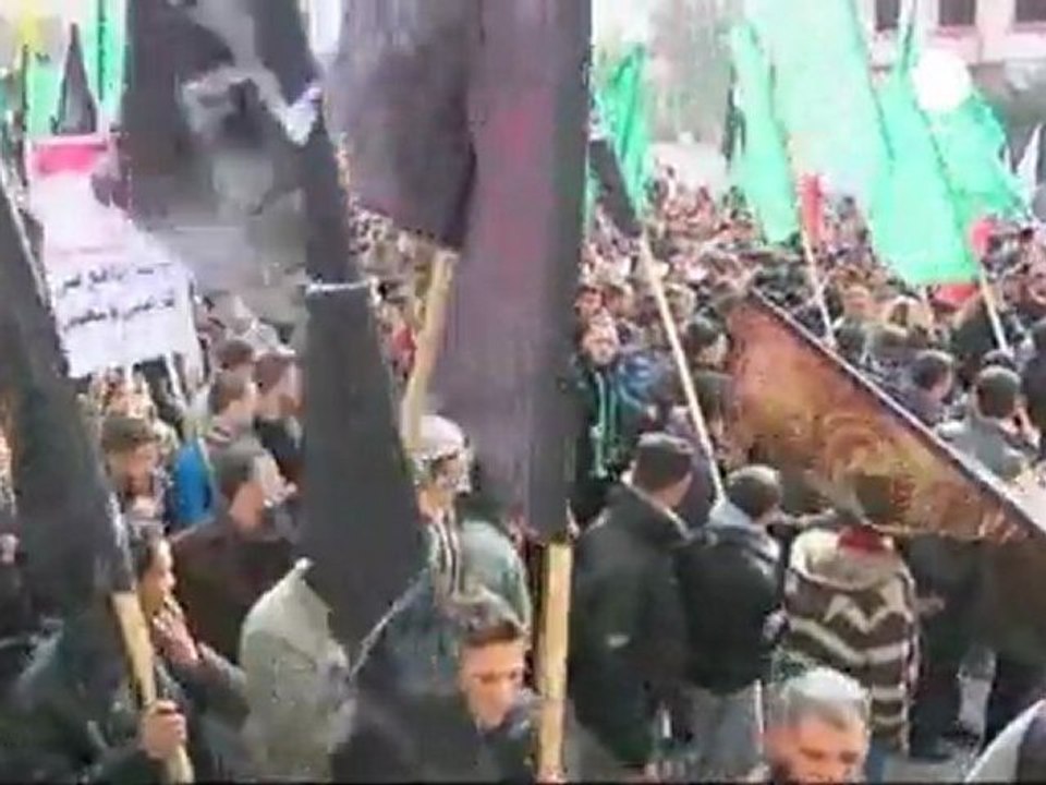 Palestinians protests back hunger striker
