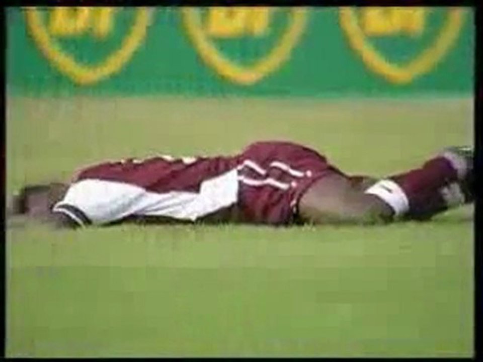 Üzerlerine yıldırım düşen futbolcular