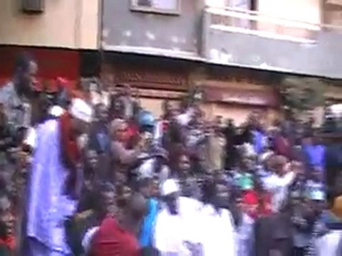 VIDEO-La mosquée El Malick Sy Bombardée en grenade lacrymogènes, les fidèles repliquent par des chants de cantiques