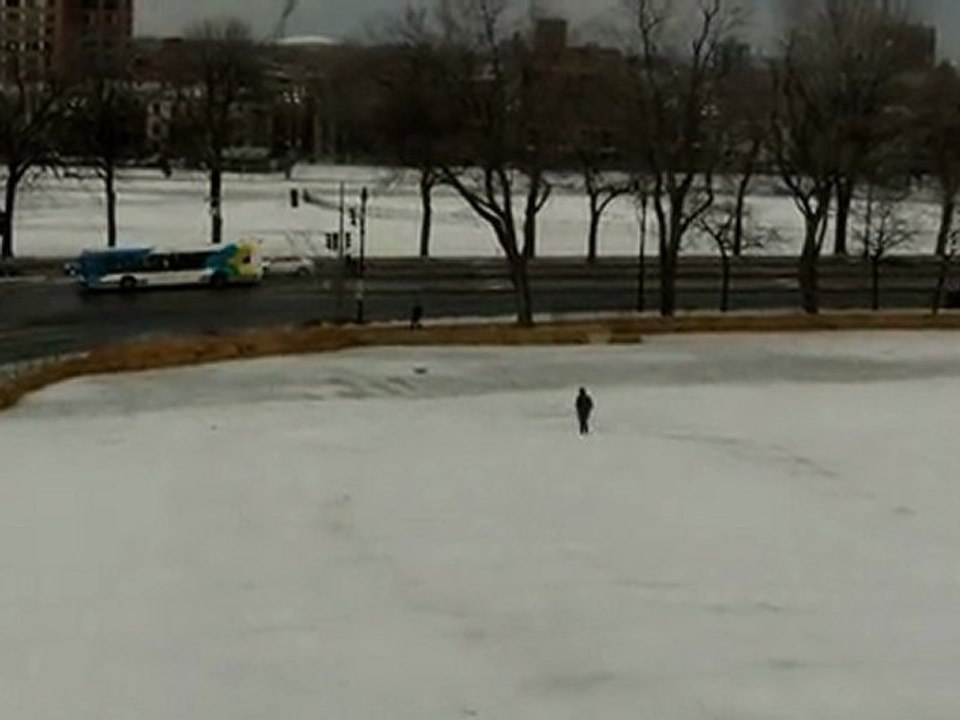 Alis court après une luge. Pas vraiment compris le concept !