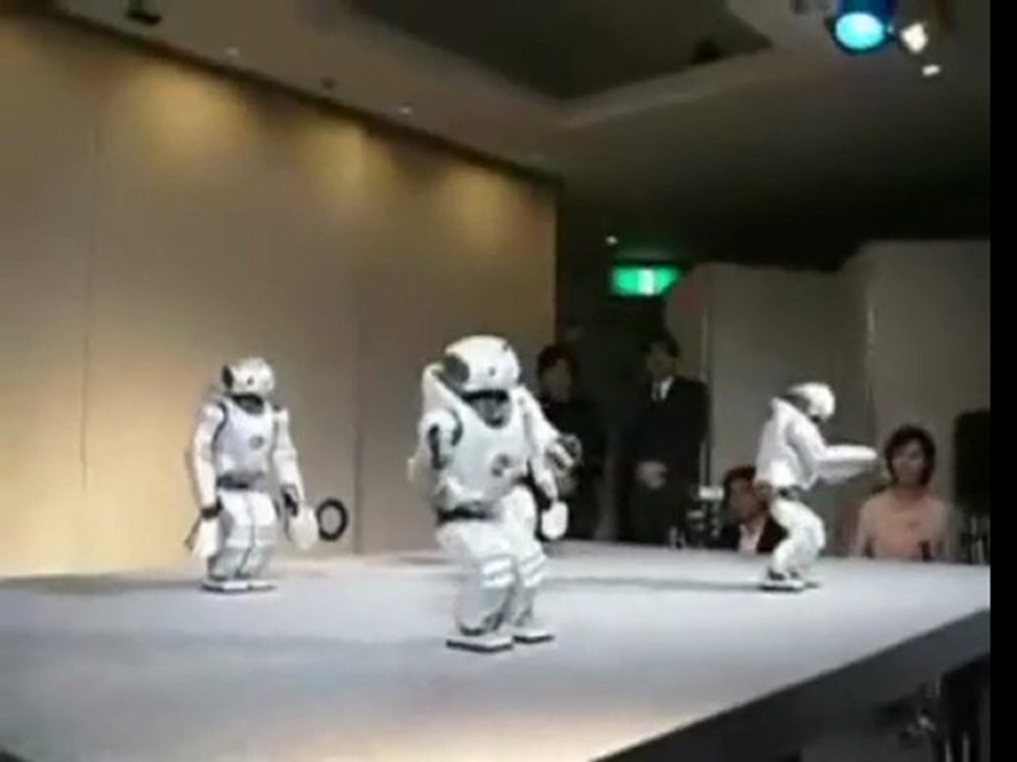 Лучший танец робот. Поппинг танец робота. Танец робота. Музыкальный клип про танцующего робота. Танец робота.