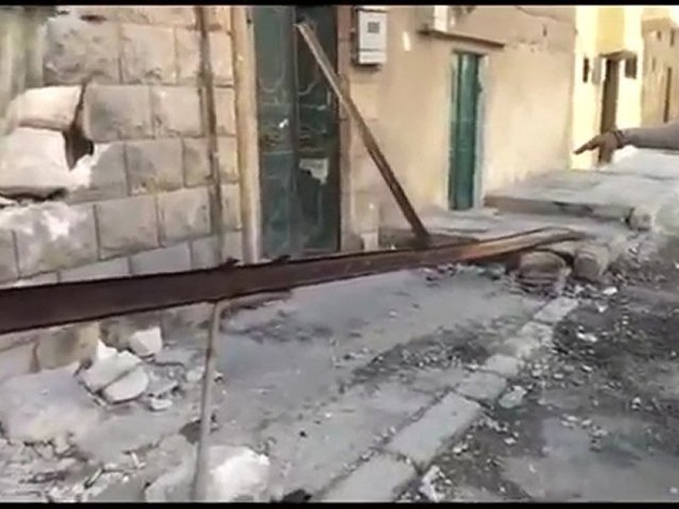 فري برس   حماة   آثار القصف على المنازل في الحميدية 16 2 2012