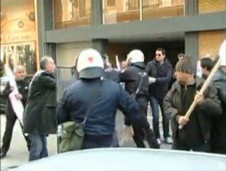 epiruschannel.gr Η ομαδική μούντζα μαθητών προς τους επισήμους τα ΜΑΤ και οι Κτηνοτρόφοι