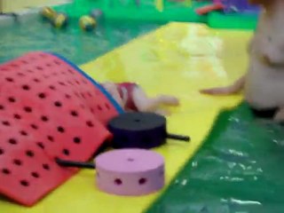 Clémence sur le tapis flottant