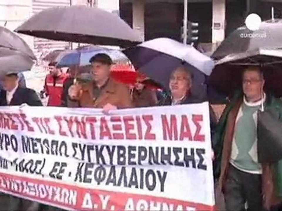 Atina'da emekliler sokakta