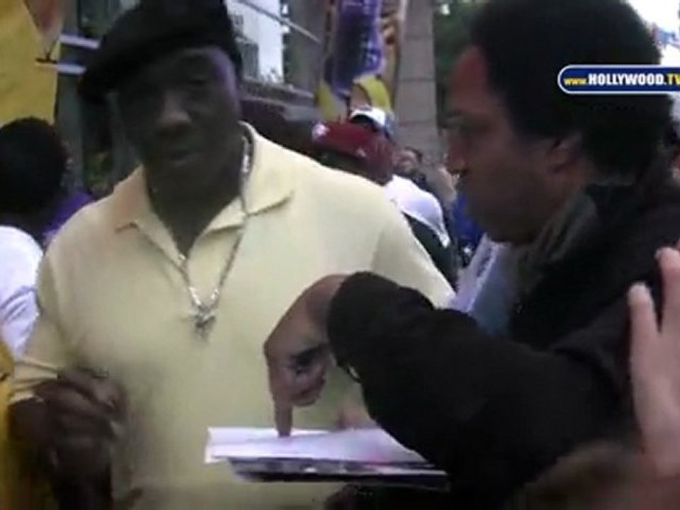 Michael Clarke Duncan Is Big Fan Hit At Lakers Game