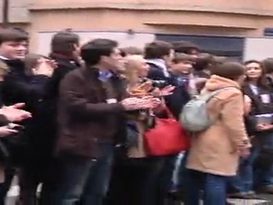 Ambiance : arrivée de Nicolas Sarkozy à son siège de campagne