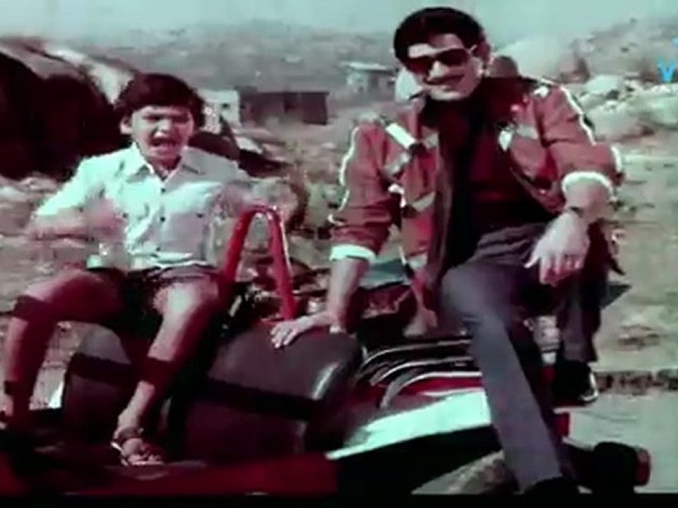 Dhorakani Dongalu - Rajani Hocky Fight