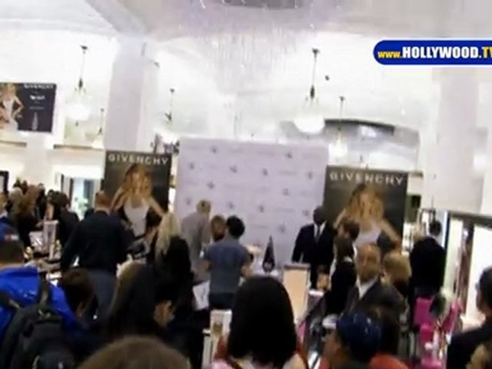 Uma Thurman Unveils New Givenchy Fragrance!