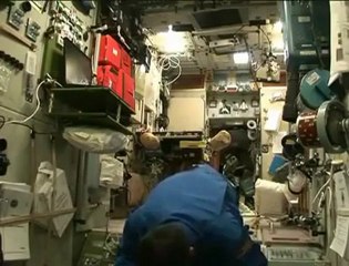 UN MUSULMAN PRIE DANS L'ESPACE