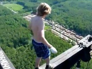 JEUNE  qui défi la mort. 225 metres de hauteur