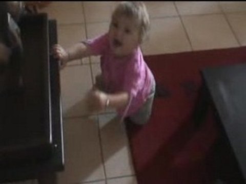 Lina fais coucou avec sa main