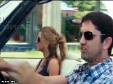 Aniston y Theroux lucen anillos con sus nombres