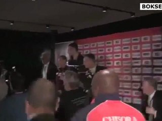 Τρομερό ξύλο σε συνέντευξη Τύπου!