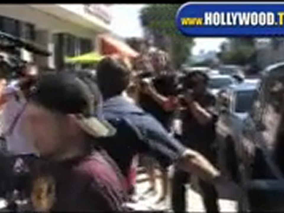 Lindsay Lohan At Starbucks - HOLLYWOOD.TV