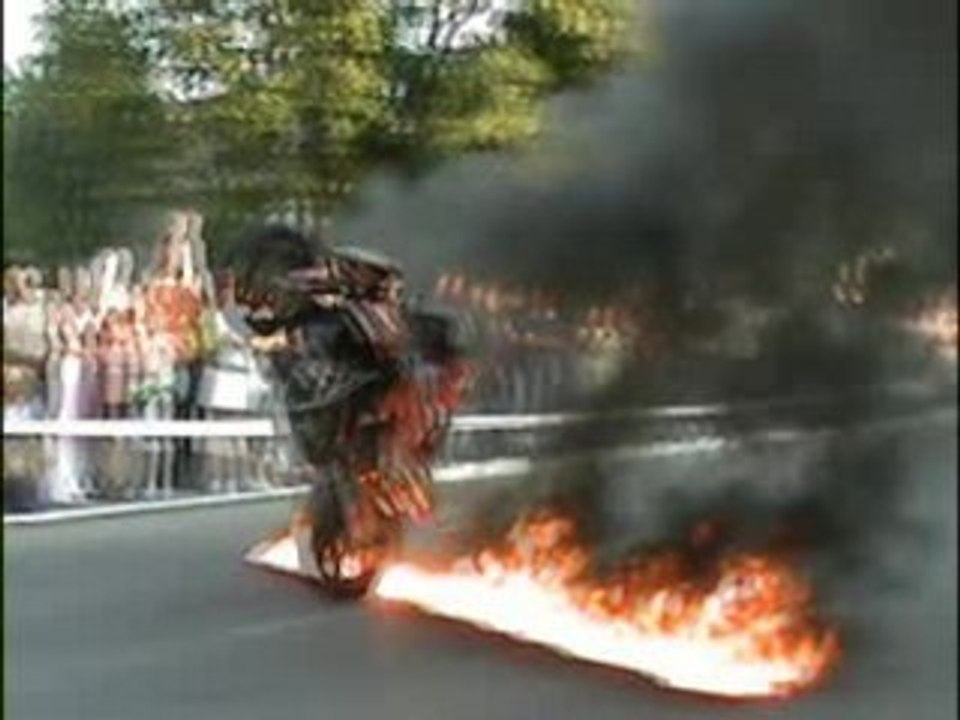 BECMAN KTM STUNT CASCADE MOTO SHOW CLIP