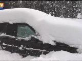 Bloqué dans sa voiture sous la neige pendant 2 mois
