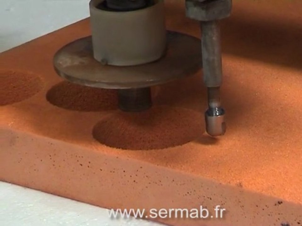 Découper une éponge par jet d'eau pure - Sermab - Bourgogne