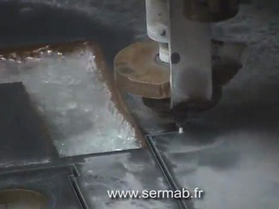 Découpe au jet d'eau haute pression d'une plaque acier épaisseur 80mm