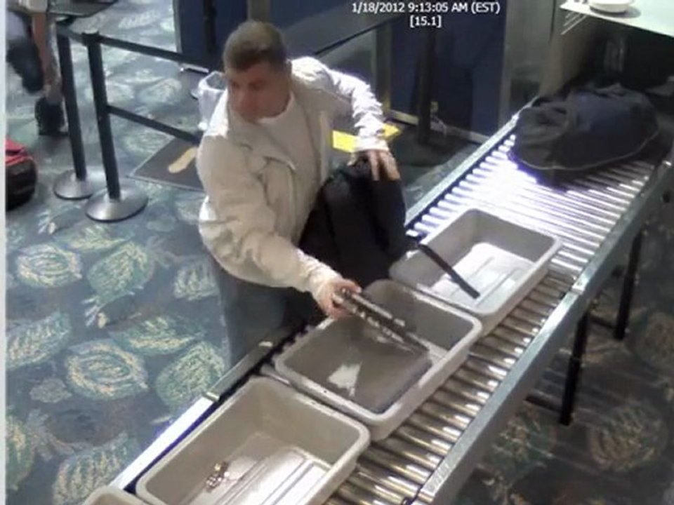 Un idiot vole une Rolex dans un aéroport