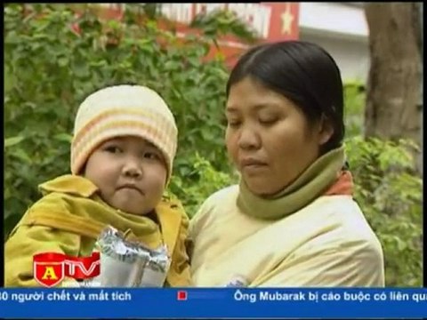 Báo ANTĐ phối hợp tặng quà bệnh nhân nghèo ở viện Nhi