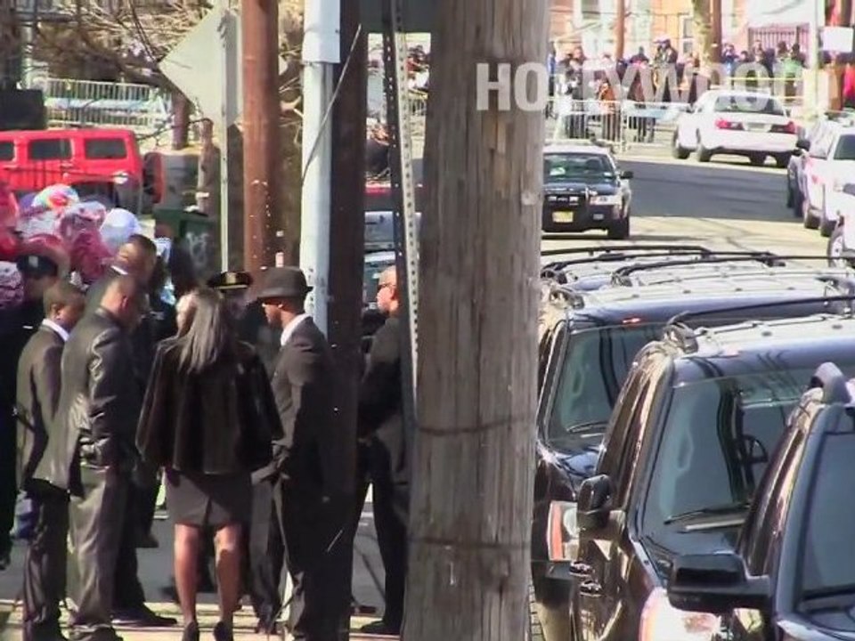 Bobby Brown deja Funeral de Whitney Houston temprano