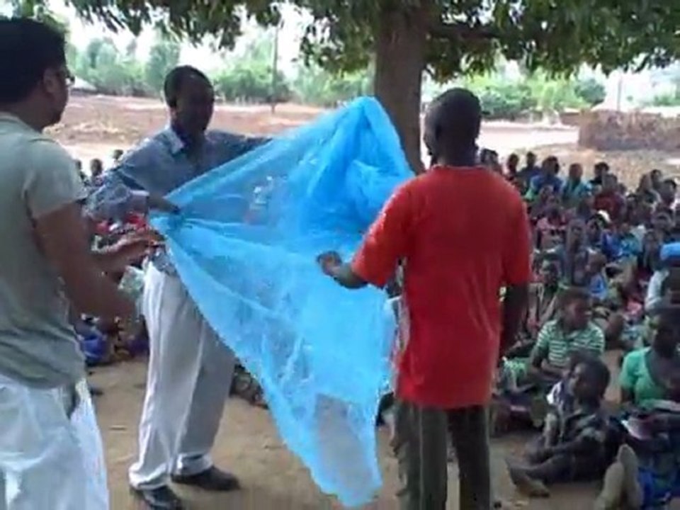 Malawi, Mulanje, Thuchira: Bednet distribution