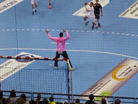 Enorme arrêt de Dumoulin suivi d'une énorme cravate sur Barachet - Chambéry vs Nîmes